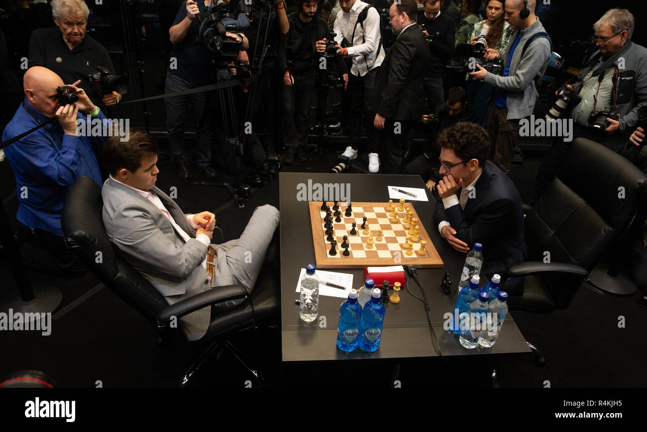 World Chess Championship in London 2018. Magnus Carlsen, weltweit die Nummer Eins aus Norwegen, behielt seinen Titel gegen Fabiano Caruana nach einem Tie-break. Stockfoto