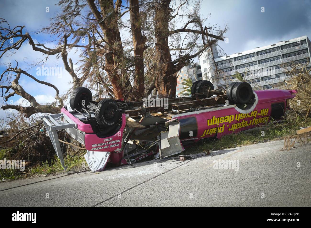 Ein Lkw umgekippt über die Außenseite der Admiral Herbert G. Hopwood Middle School nach weg von Super Typhoon Yutu, Nov. 2, 2018 ausgeblasen wird. Service Mitglieder aus der gemeinsamen Region Marianas und US-Indo-Befehl sind, Verteidigungsministerium, Unterstützung der Zivilgesellschaft und lokalen Beamten der CNMI als Teil der FEMA-unterstützte Super Typhoon Yutu Recovery Effort. Stockfoto