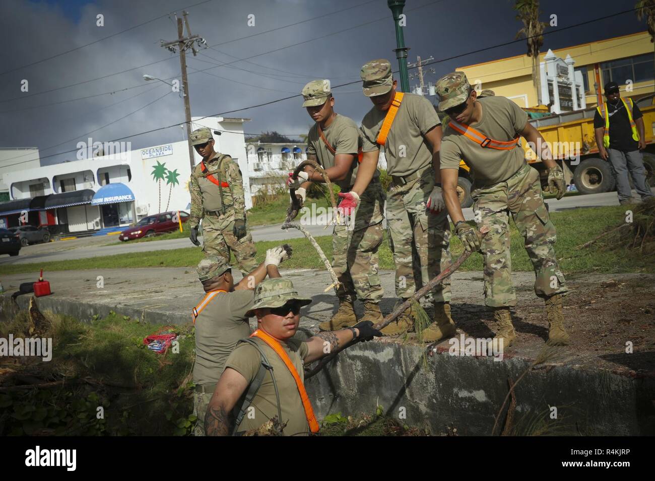 Us-Soldaten von Saipan U.S. Army National Guard und lokalen Saipan öffentlichen Arbeitnehmer durchführen, Strand und Straße um translocating Zweige und Rückstände von Saipan Straßen nach Super Typhoon Yutu, November 2, 2018. Service Mitglieder aus der gemeinsamen Region Marianas und US-Indo-Befehl sind, Verteidigungsministerium, Unterstützung der Zivilgesellschaft und lokalen Beamten der CNMI als Teil der FEMA-unterstützte Super Typhoon Yutu Recovery Effort. Stockfoto