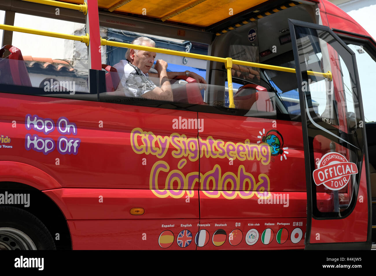 Mann auf Sightseeing Bus in Cordoba, Spanien. Stockfoto