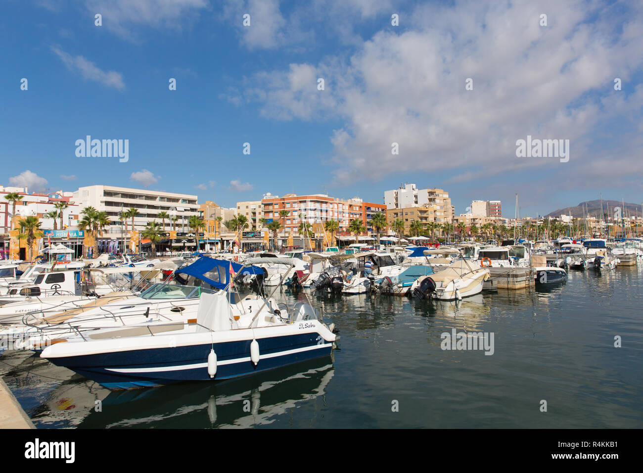 Hafen in Puerto de Mazarron mit Boote und Yachten und blauer Himmel Stockfoto