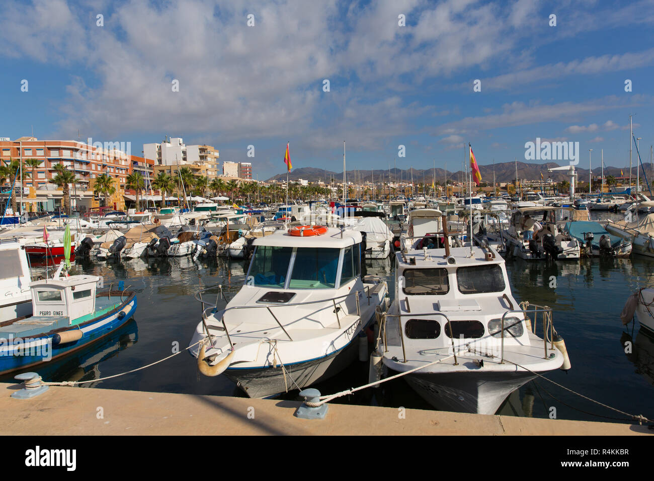 Puerto de Mazarron Murcia, Spanien mit Boote und Yachten im Hafen und blauer Himmel Stockfoto