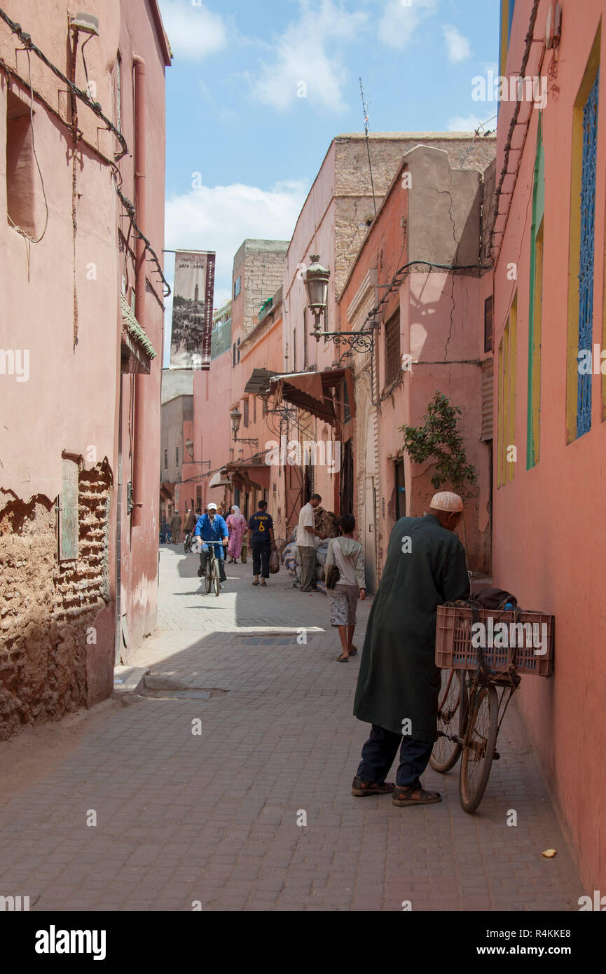 18-04-11. Marrakesch, Marokko. Straßenszene in die Medina mit einem alten, ältere Menschen, Menschen mit einem Fahrrad. Foto © Simon Grosset/Q-Fotografie Stockfoto