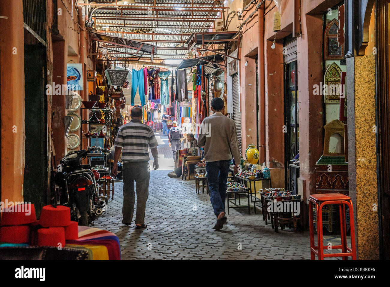 18-04-11. Marrakesch, Marokko. Zwei Männer zu Fuß durch die Medina. Foto © Simon Grosset/Q-Fotografie Stockfoto