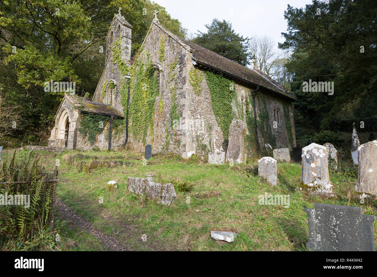 Die verlassene Kirche von Llandyfeisant Kirche am Rande der Dinefwr Immobilien, Peebles, Carmarthenshire, Wales Stockfoto