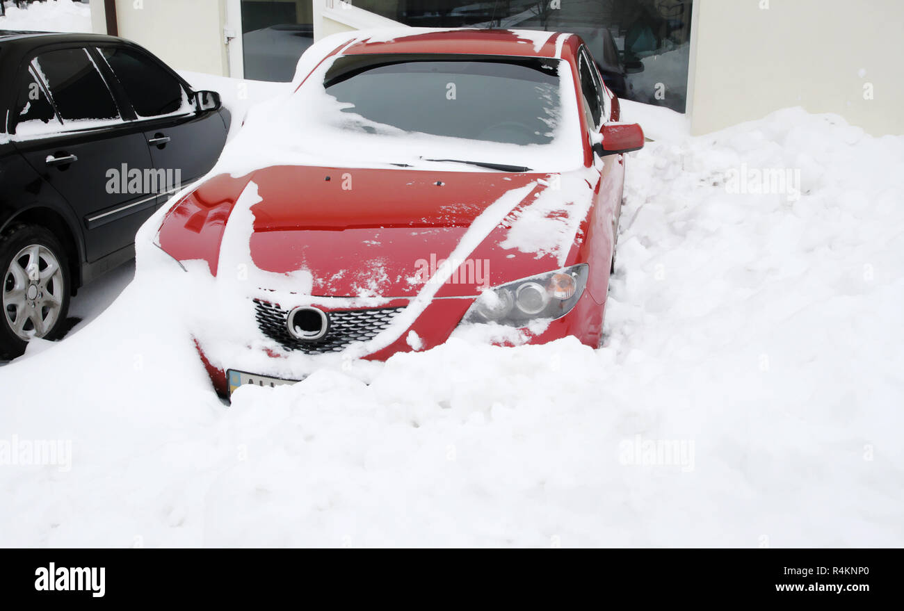 Schneefall extrem Situation, Autos in den Schnee, Europa, Ukraine Stockfoto