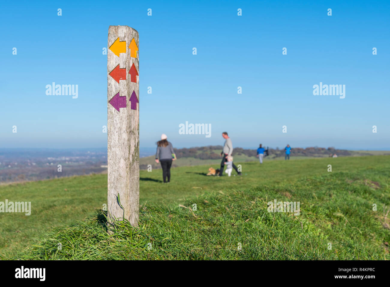 Menschen zu Fuß Vergangenheit waymarker auf hölzernen fingerpost. Waymarkers auf hölzernen Pfosten an Devil's Dyke, East Sussex, England, UK. Stockfoto