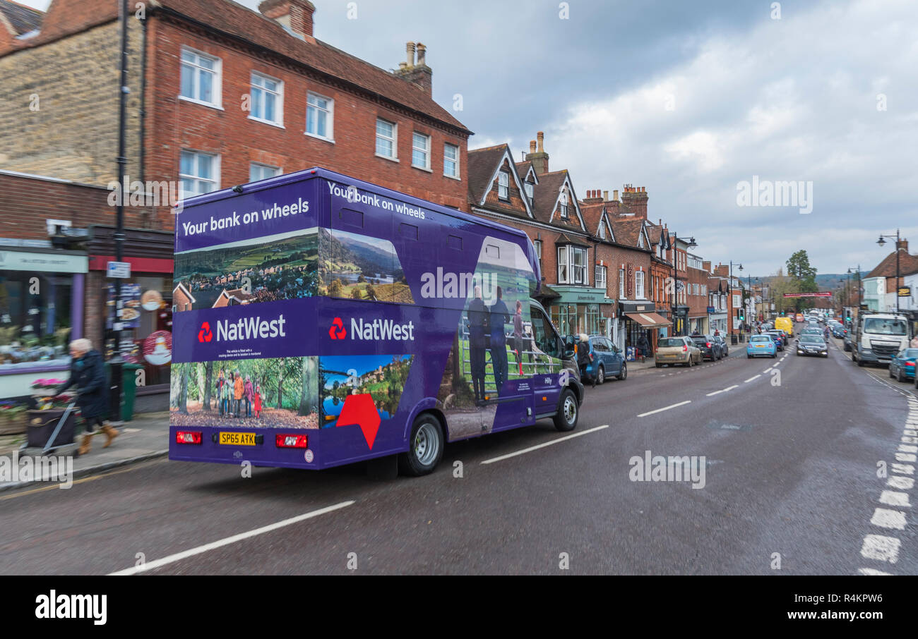 Netwest mobile Bank auf Rädern van durch den britischen Markt Stadt Midhurst, West Sussex, England, UK. Stockfoto