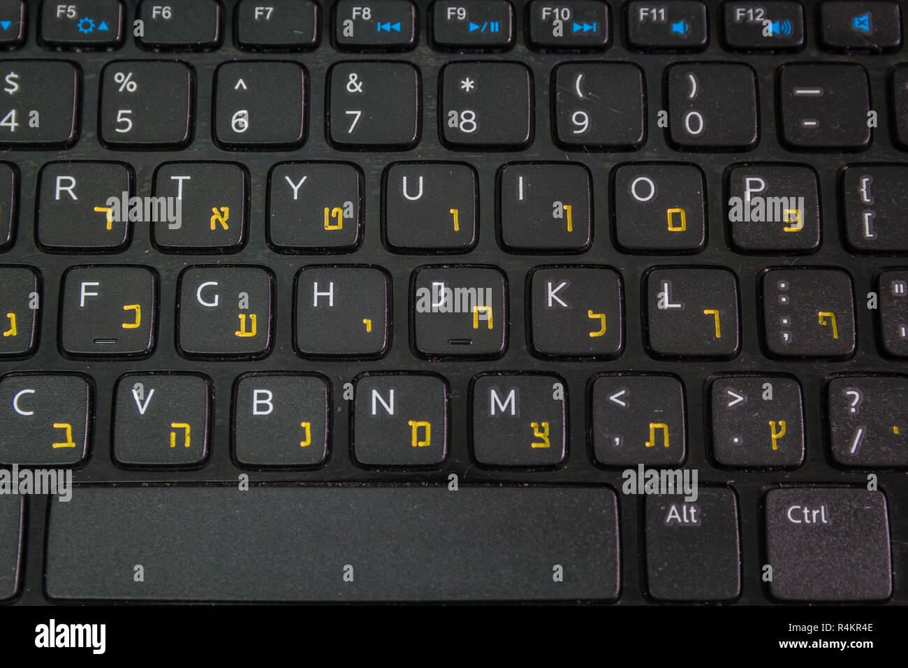 Tastatur mit Buchstaben in Hebräisch und Englisch - Laptop Tastatur -  Ansicht von Oben - Close up Stockfotografie - Alamy