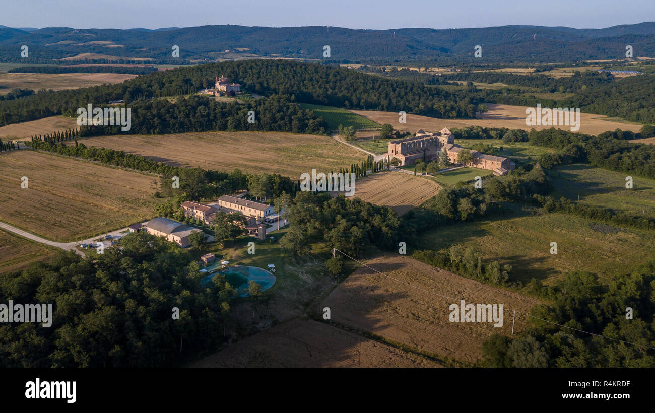 Drone Luftaufnahme von San Galgano in der Toskana, Italien Stockfoto