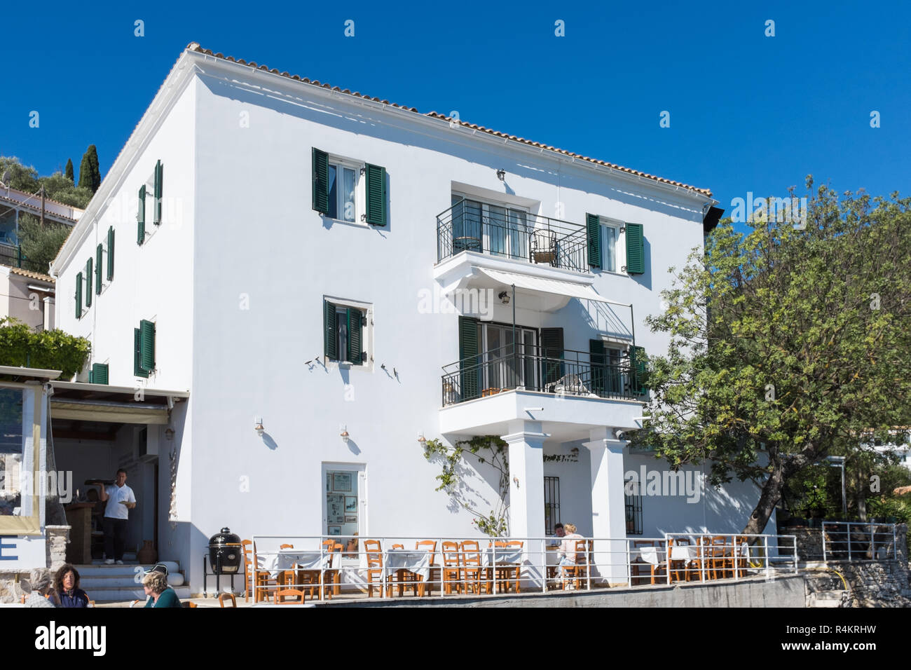 Outdoor Cafe im Durrell Familie weiße Haus im schönen Küstenort Kalami auf Korfu Stockfoto