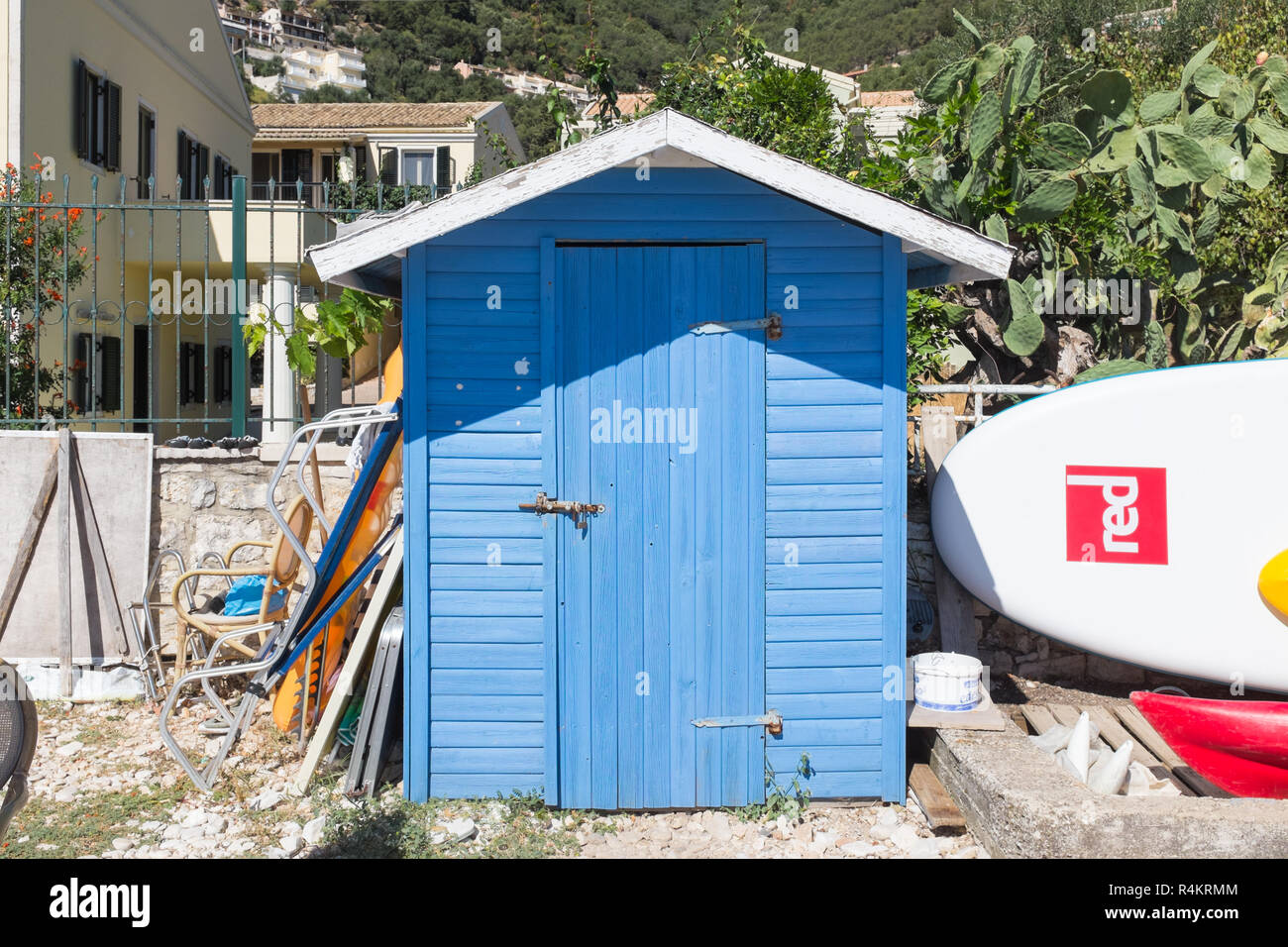 Kleine blaue Beach Hut am Strand von Kalami auf Korfu Stockfoto