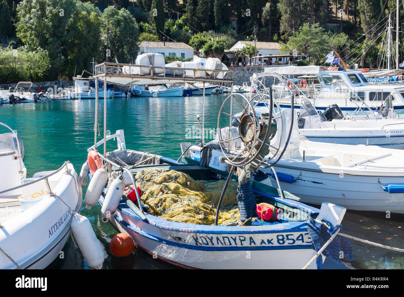 Kleines Fischerboot am schönen Küstenort Kouloura auf Korfu Stockfoto