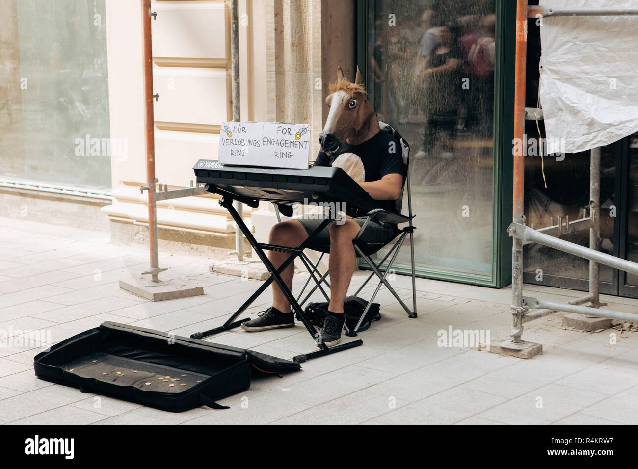 Deutschland, Leipzig, 6. September 2018: eine kreative Musiker mit Kopf spielt von einem Pferd auf einem Synthesizer auf der Leipziger Straße, um Geld für einen Verlobungsring zu sammeln. Stockfoto