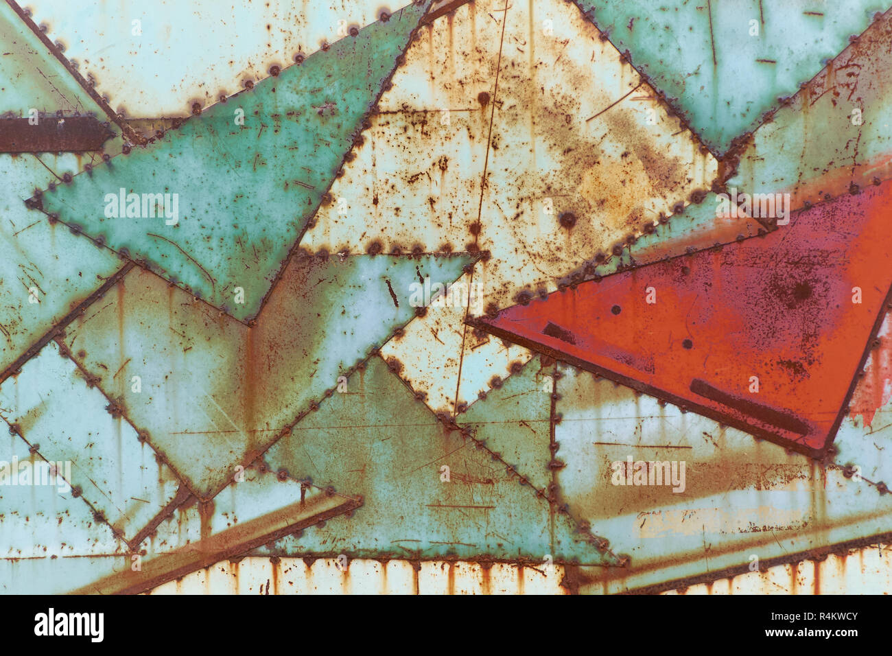 Vintage rostiges Eisenblech Wand strukturierten Hintergrund in grün und rot lackiert Stockfoto