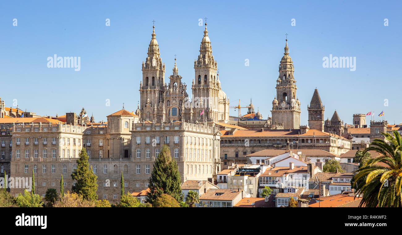 Santiago de Compostela ansehen und beeindruckende Kathedrale von Santiago de Compostela mit der neuen restaurierten Fassade Stockfoto