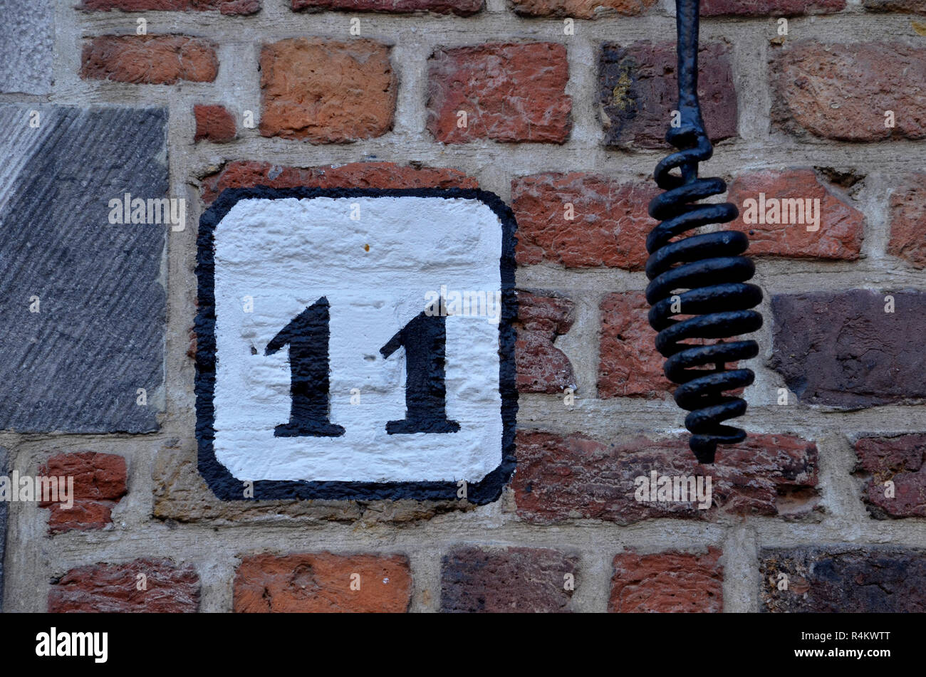 Eine traditionelle Bell pull und Hausnummer in Brügge, Belgien. Stockfoto