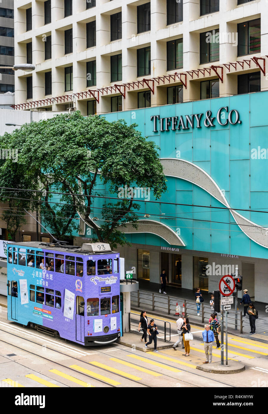 Eine Straßenbahn außerhalb der luxuriösen Geschäfte entlang Des Voeux Road, Central, Hong Kong Stockfoto