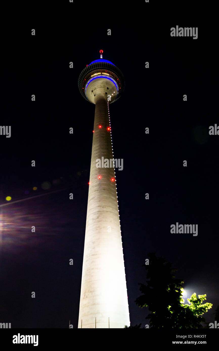 Blick bei Nacht in den Rheinturm, Düsseldorf 2018. Ansicht bei Nacht auf dem Rheinturm, Düsseldorf 2018. Stockfoto