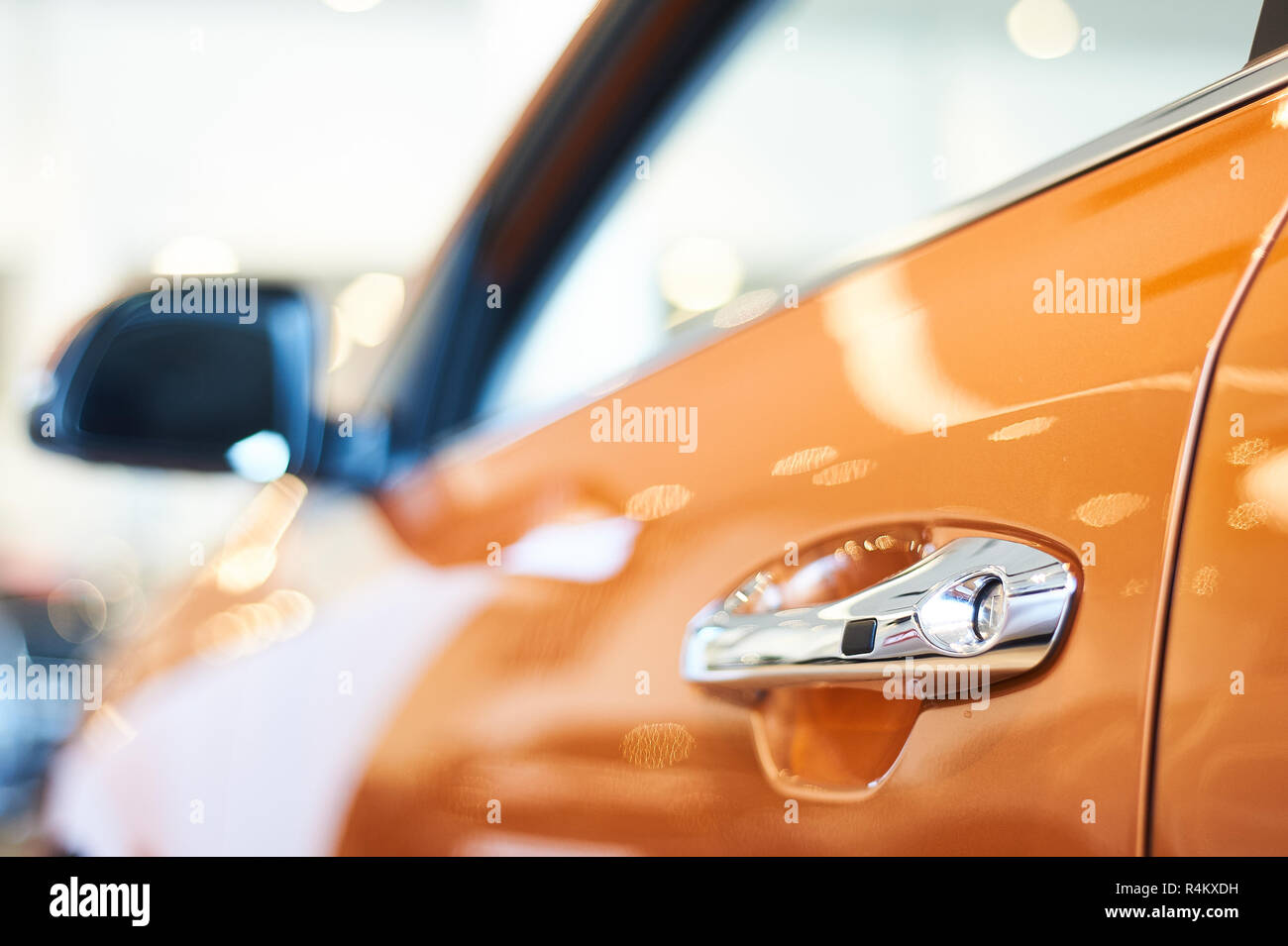 Chrome metallische Griff der neuen orange Auto closeup. auto Autohaus Stockfoto