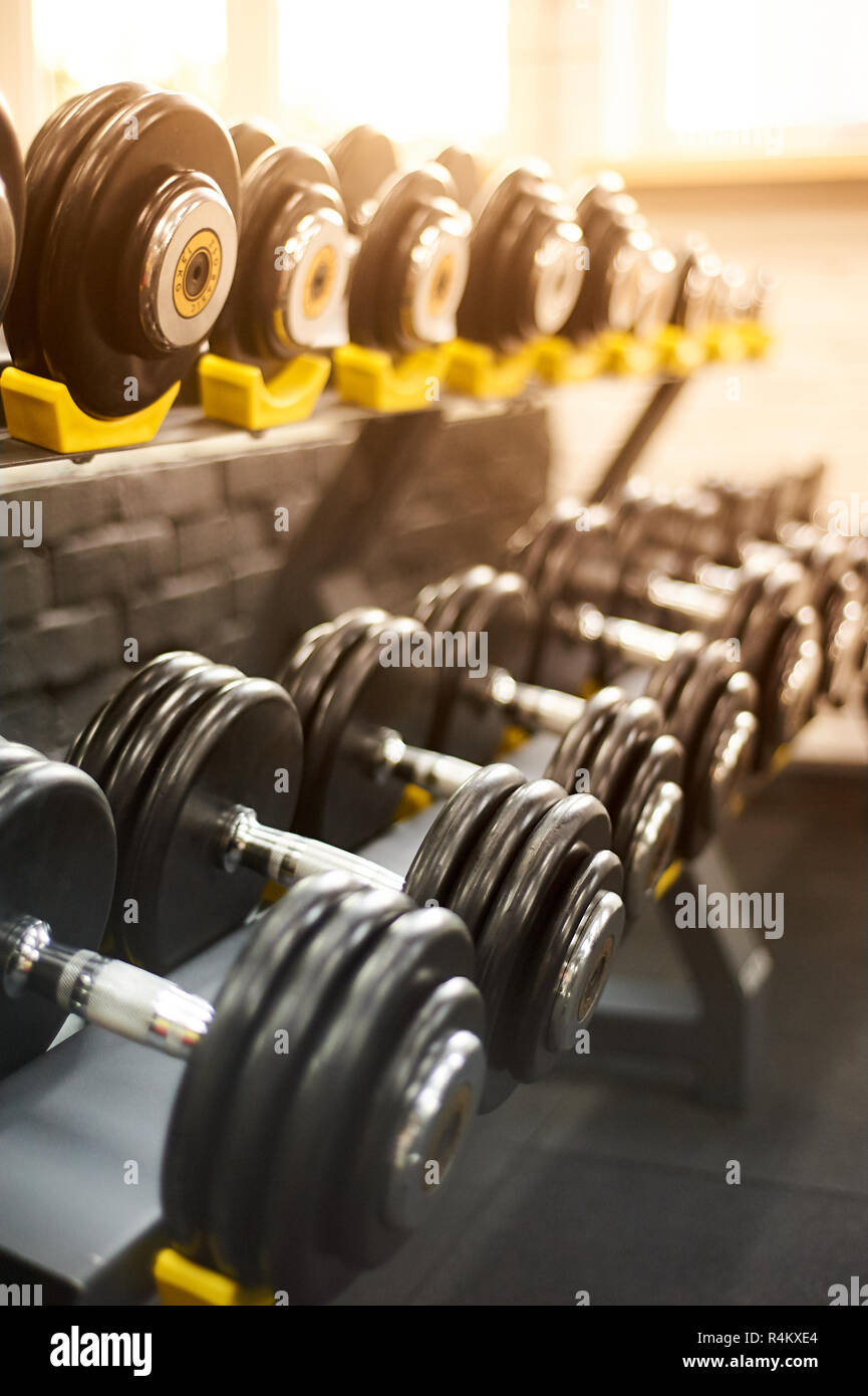 Hanteln Zeile In Ein Fitnessstudio Sport Sunny Hintergrund Closeup Vertikale Kopieren Stockfotografie Alamy