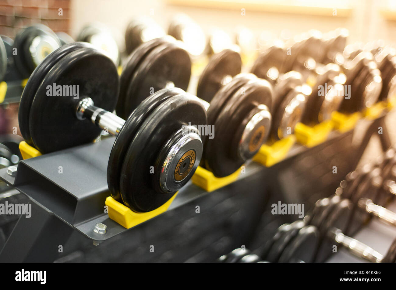 Hanteln Zeile In Ein Fitnessstudio Sport Sunny Hintergrund Closeup Kopieren Sie Platz Stockfotografie Alamy