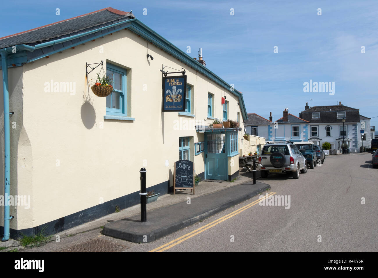 Die Feder der Federn Pub auf dem Platz im Portscatho an der Südküste von Cornwall, England, Großbritannien Stockfoto