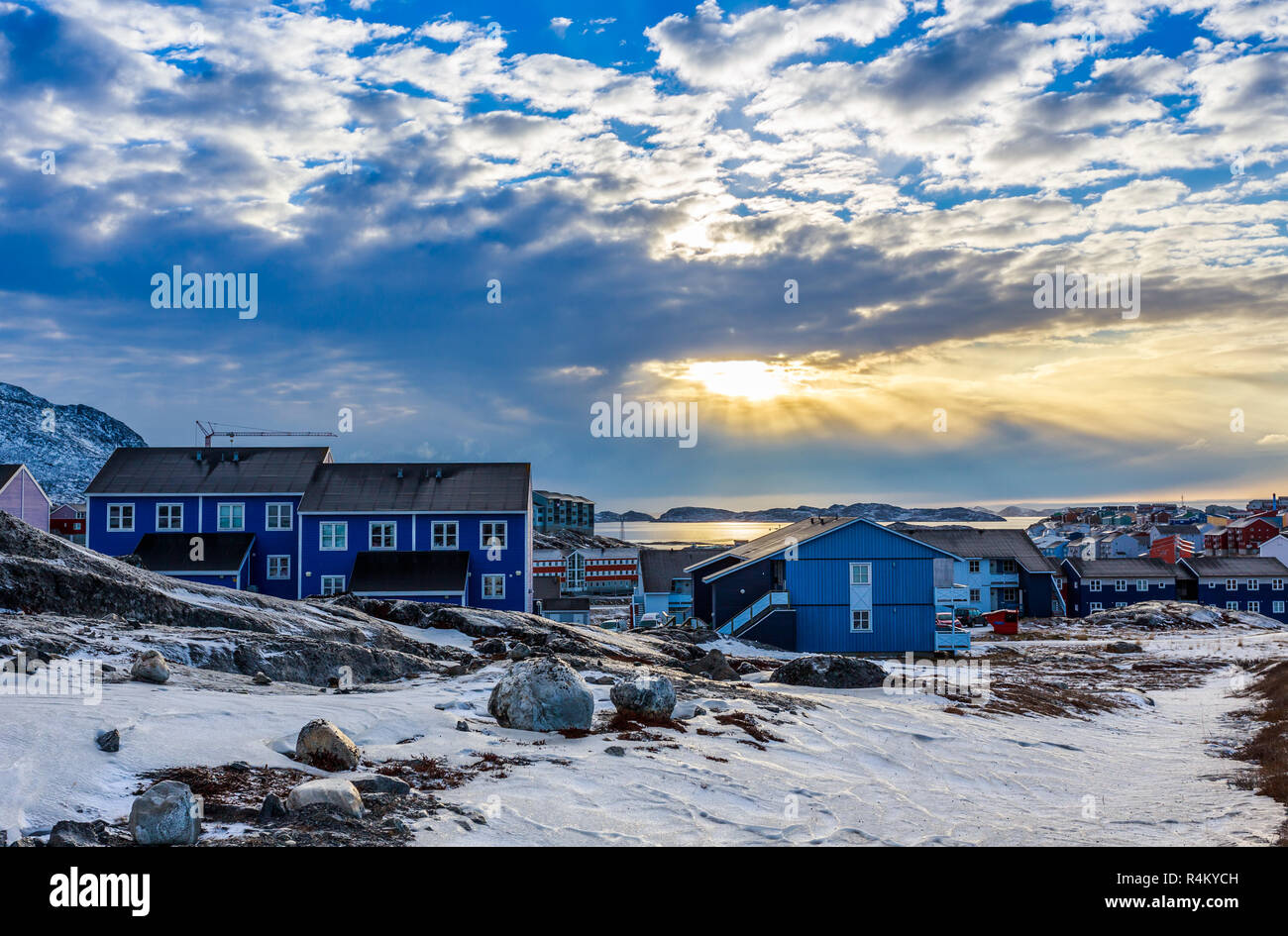 Polar Sonnenuntergang über Inuit Häuser auf den felsigen Hügeln mit Schnee, Stadt Nuuk, Grönland Stockfoto