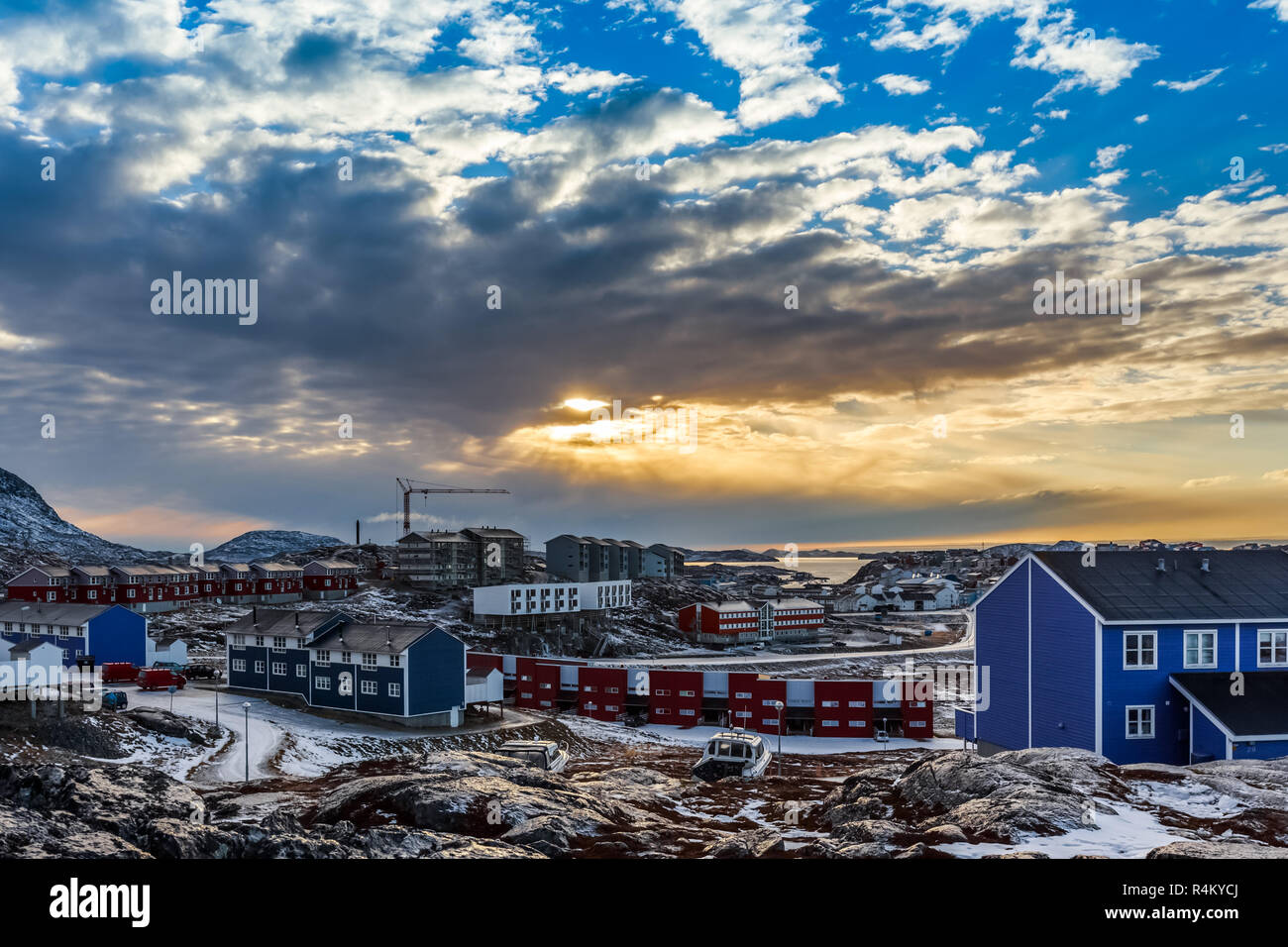 Arktische Häuser wachsen auf den felsigen Hügeln im Sonnenuntergang Panorama. Nuuk, Grönland Stockfoto