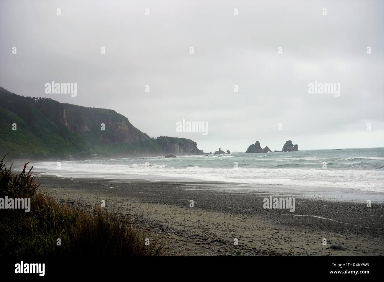 Bewölkt und grau Tag am dunklen Sandstrand, Neuseeland Südinsel Stockfoto
