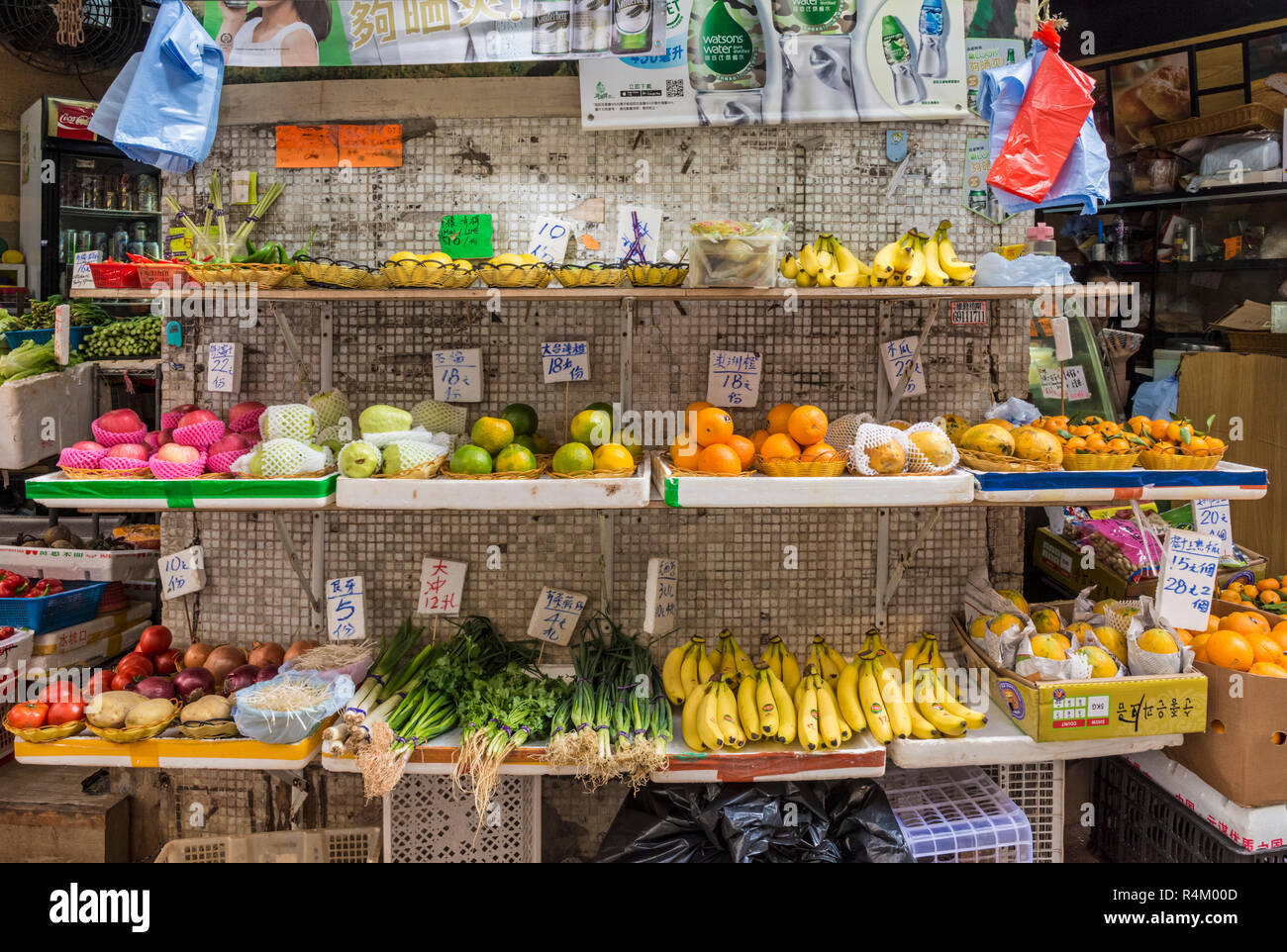 Obst für den Verkauf an eine offene Store auf den Straßen von Sheung Wan, Hong Kong Stockfoto