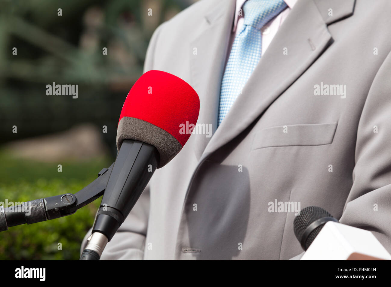 Drücken Sie Interview mit Geschäftsmann oder Politiker Stockfoto