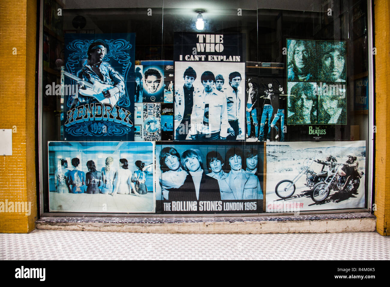 Coole Wallpaper Hintergrund Einer Vinyl Record Store Mit Classic Rock Cover Und Poster Auf Der Vorderseite Glas Schaufenster Keine Menschen Stockfotografie Alamy
