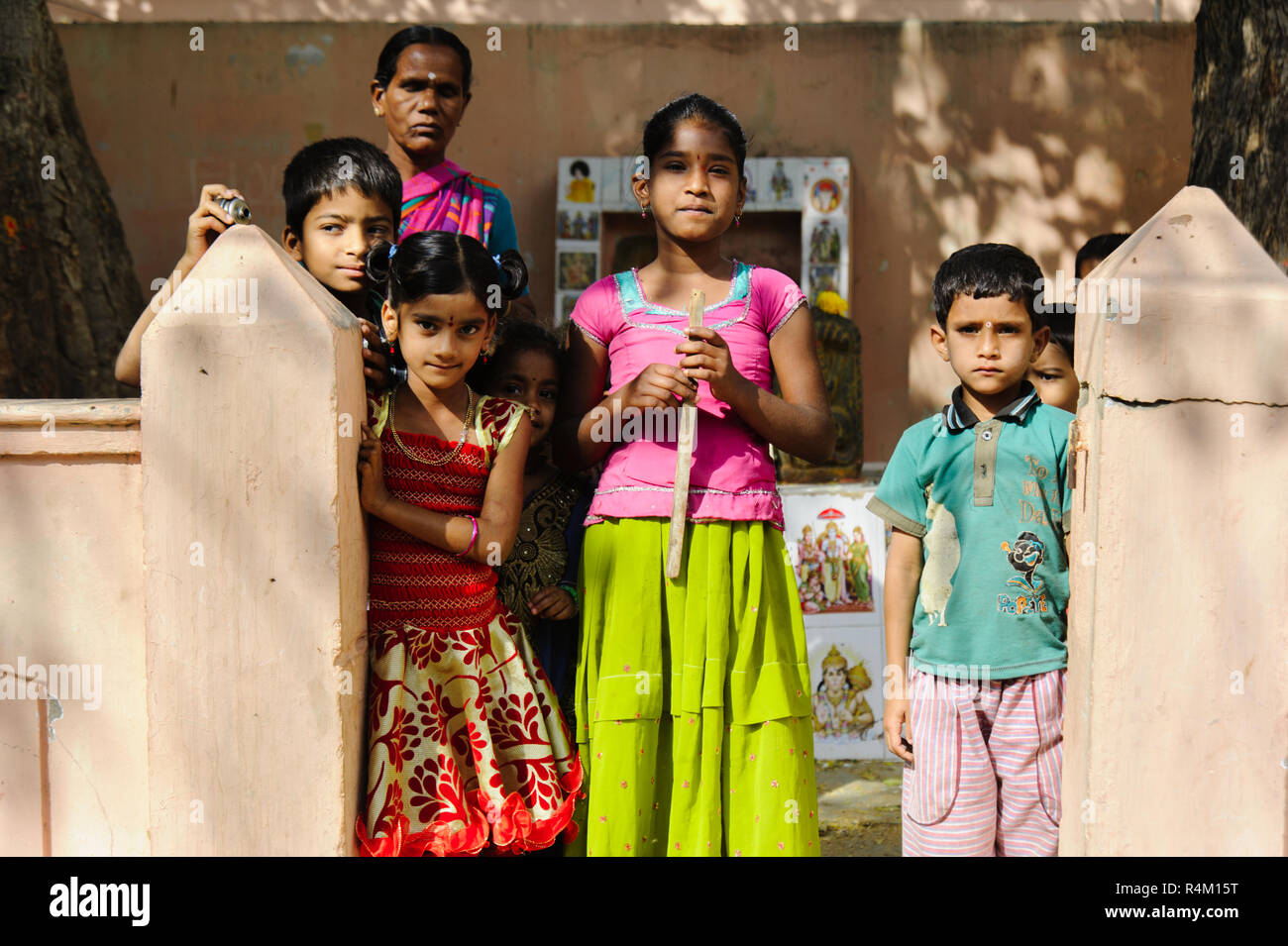 Gruppe der indischen armen Kinder mit Mutter an Kamera schaut. 11. Februar 2018 Puttaparthi, Indien Stockfoto
