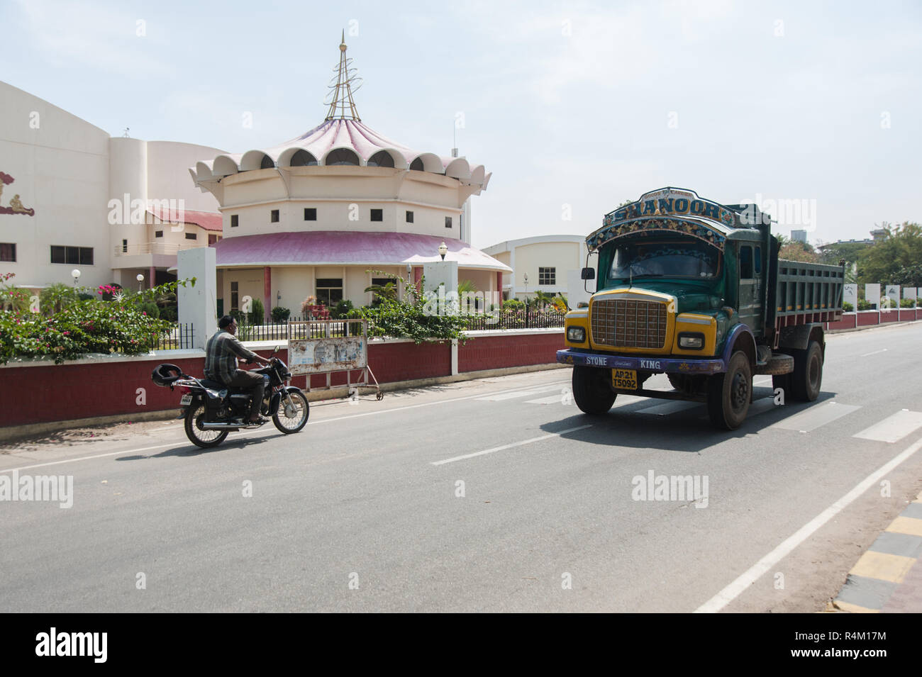 Indische Fahrzeug durch die Stadt zu gehen. 12. Februar 2018 Puttaparthi, Indien Stockfoto