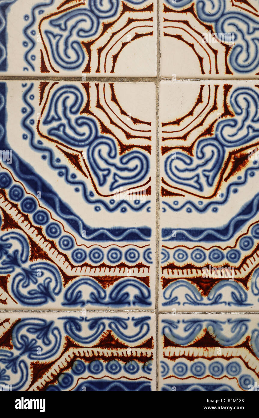 Eine abstrakte Zusammenstellung einer Sammlung von attraktiven Fliesen auf ein Gebäude im Zentrum von Porto, Portugals zweitgrößte Stadt beobachtet. Stockfoto