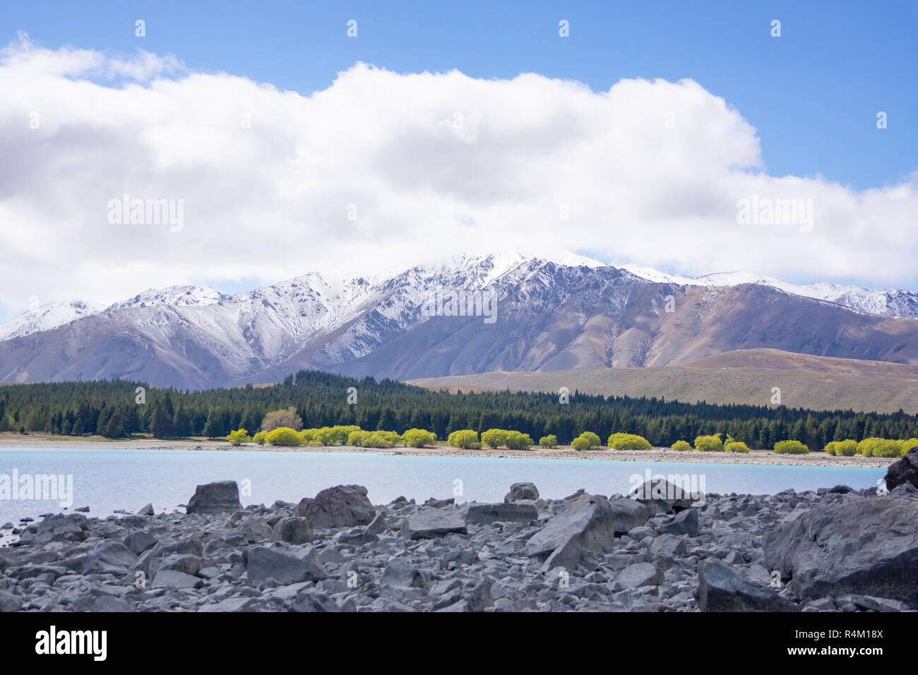 Einlass ruataniwha Vorland bei Ebbe mit Schnee auf die Berge in der Ferne unter dramaitc Wolken bei Collingwood, Tasman Bay in Neuseeland. Stockfoto