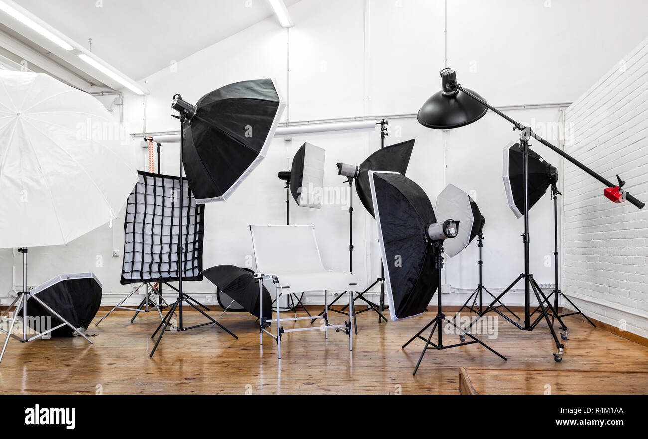 Professional Photo Studio mit Beleuchtung; Licht steht, softbox, studio  flash, Sonnenschirme Stockfotografie - Alamy