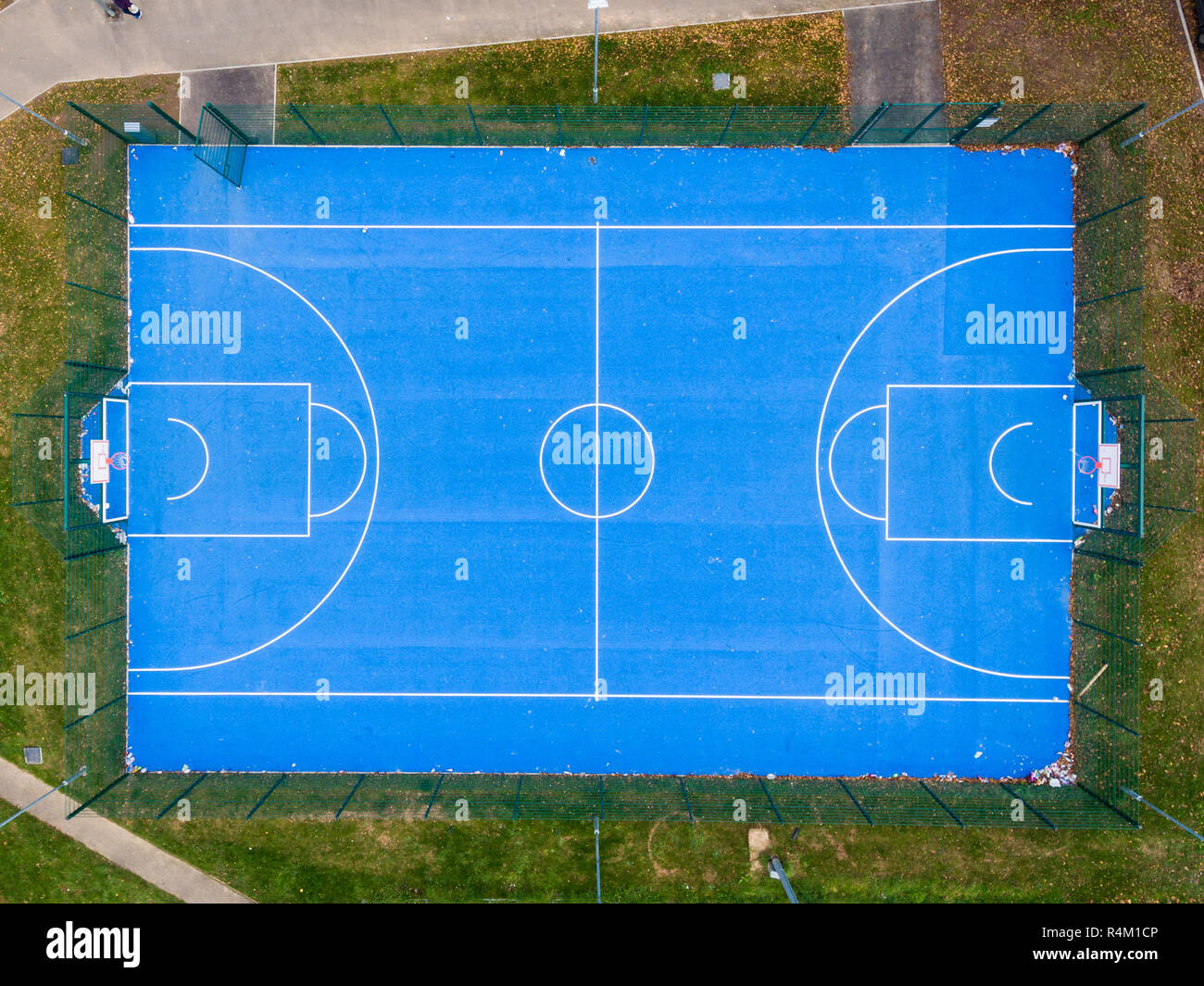 Luftaufnahme von Basketball ohne Spieler in den öffentlichen Park in St Mellons Cardiff UK. Blick von oben auf die basketballplatz Stockfoto
