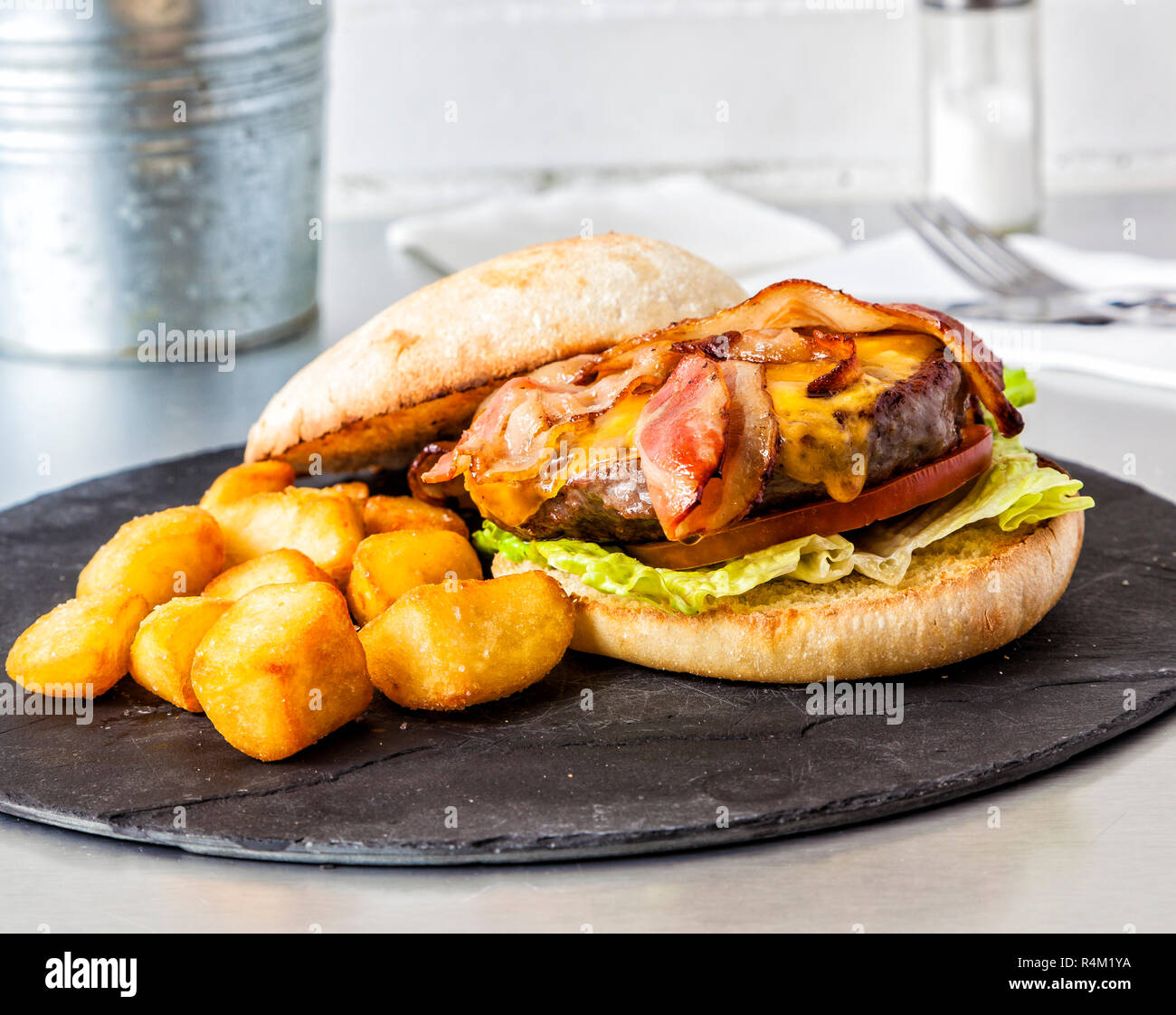 Bacon Cheeseburger: Flamme - gegrilltes Rindfleisch Patty gekrönt mit geräuchertem Speck und eine Schicht geschmolzenen American Käse. Stockfoto