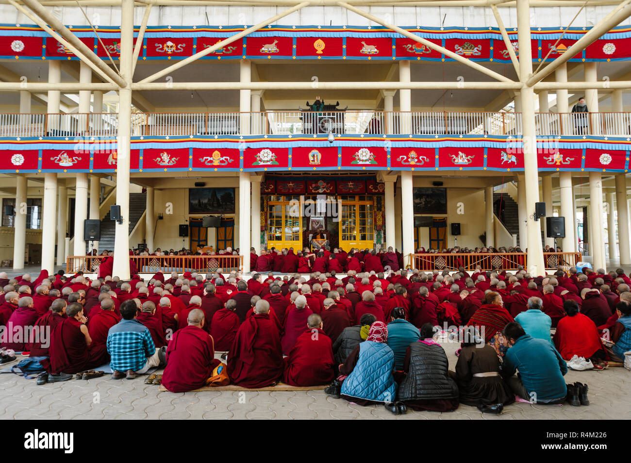 Große Gruppe von tibetisch-buddhistischen Mönchen ist auf das Erlernen der Meditation üben. 2. Februar 2018, Dharamsala, Indien Stockfoto