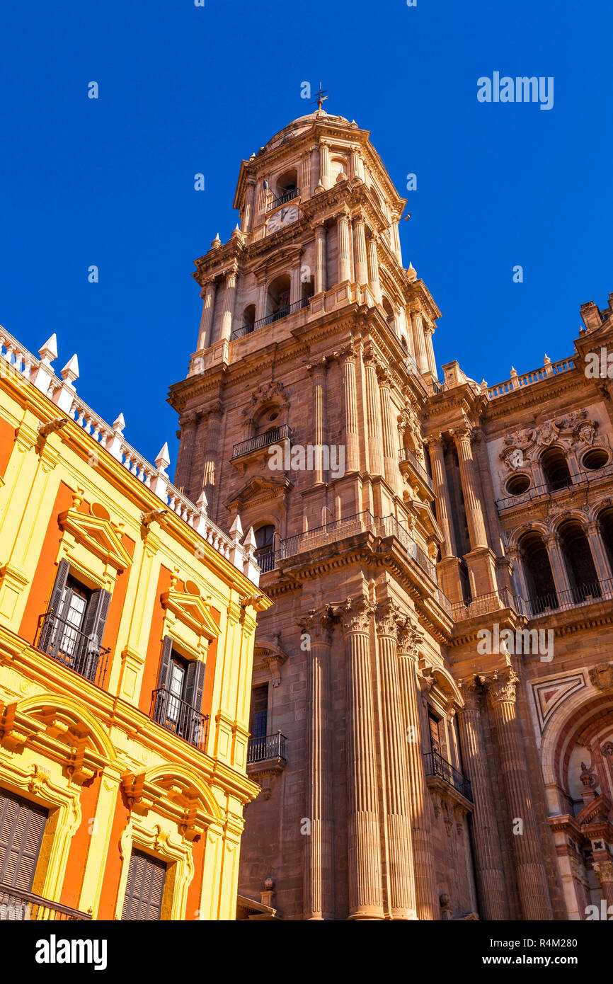 Fassade und Glockenturm der Kathedrale der Menschwerdung in Malaga, Spanien Stockfoto
