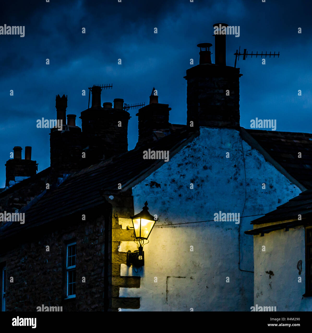 Straßenbeleuchtung in der Dämmerung an einem Haus in Yorkshire (Reeth In Swaledale) Stockfoto