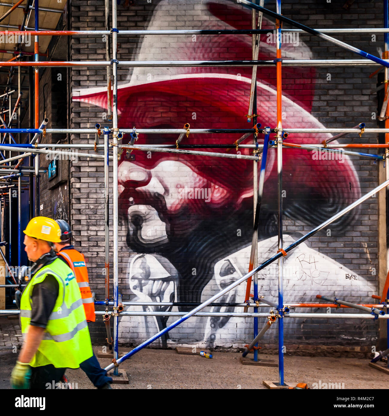 Street Art Behind the Scaffold von ELMAC (Miles MacGregor) in London Stockfoto