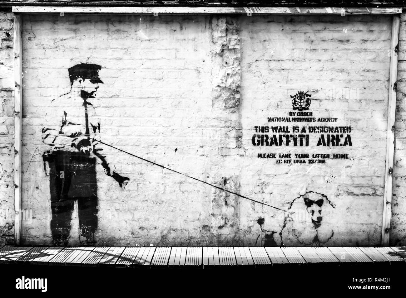 Banksy Street Art in London. Auf Befehl National Highways Agency. Dies ist ein ausgewiesener Graffiti-Bereich. Bitte bringen Sie Ihren Wurf mit nach Hause Stockfoto