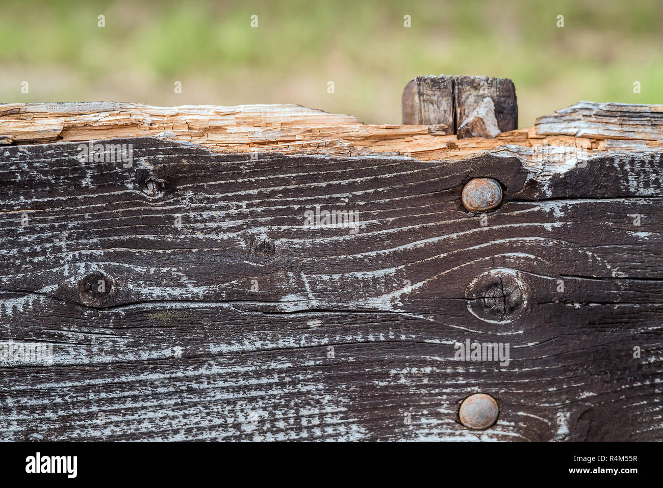 Closeup Detail eines groben verwittert und gebrochenen Teil einer rustikalen, mit Holz Werkbank mit gealterten, rissige Oberfläche von dunklen, natürlichen verblasste Farbe Stockfoto