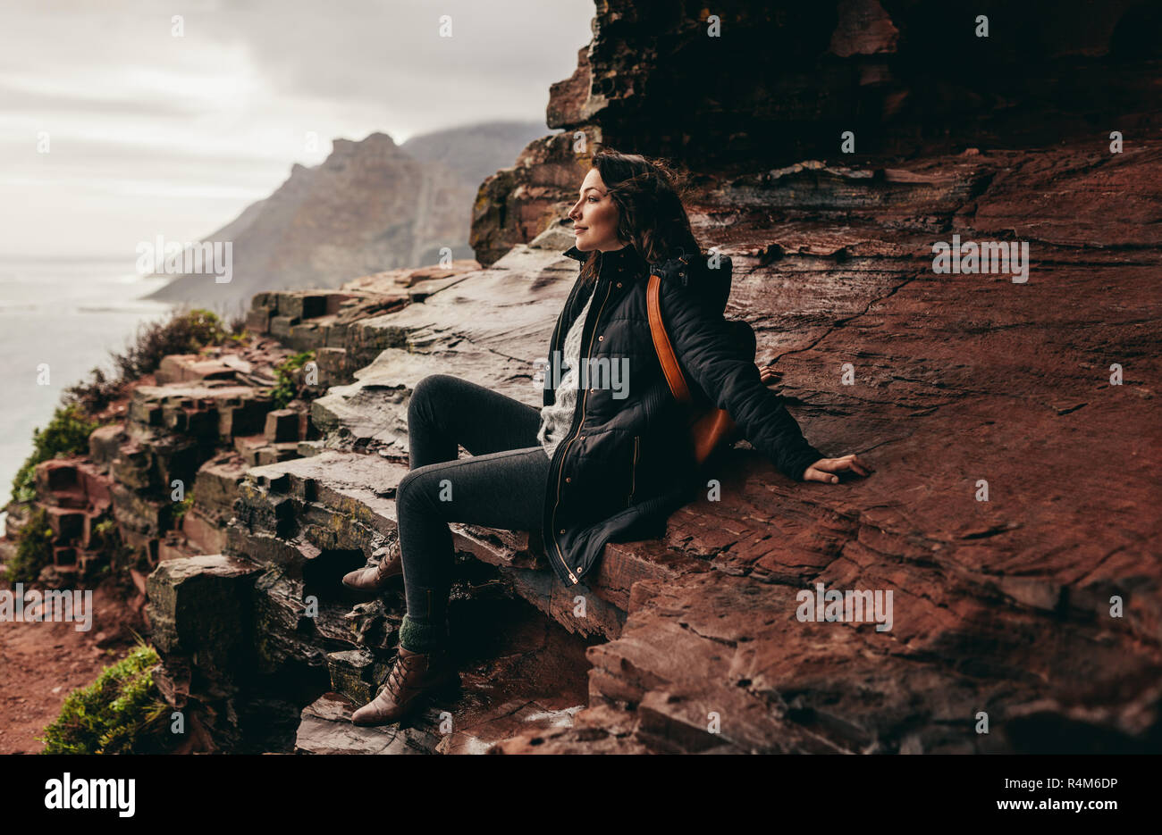 Weibliche Touristen entspannen Auf Rocky Mountain und die herrliche Aussicht. Schöne Frau ruht auf Berg und die Aussicht. Stockfoto