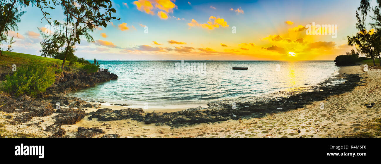 Strand bei Sonnenuntergang. Panorama Stockfoto