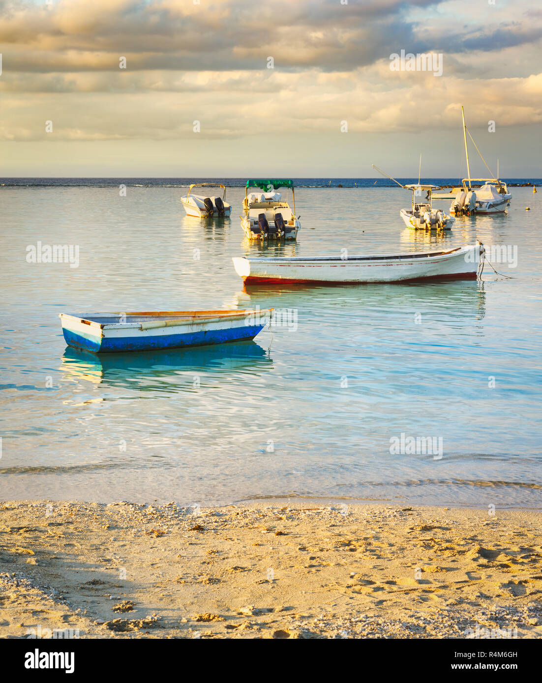 Fischerboote bei Sonnenuntergang. Stockfoto