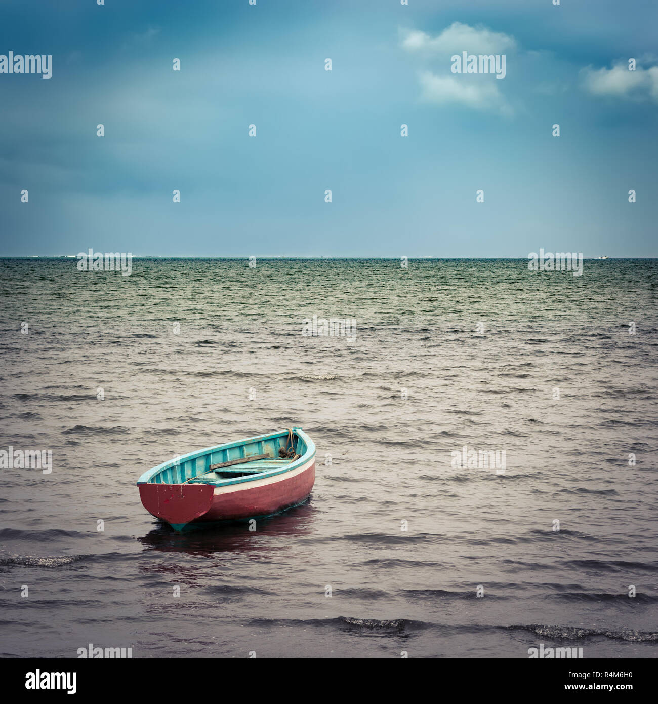 Fischerboot bei Sonnenuntergang. Stockfoto